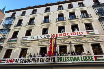 Más Madrid despliega una bandera de Palestina y pancartas en el Edificio de Grupos: 