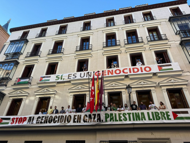 Más Madrid despliega una bandera de Palestina y pancartas en el Edificio de Grupos: 