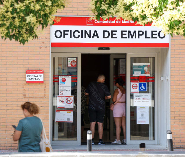 Archivo - Varias personas entran a una oficina del SEPE, a 2 de julio de 2025, en Madrid (España).