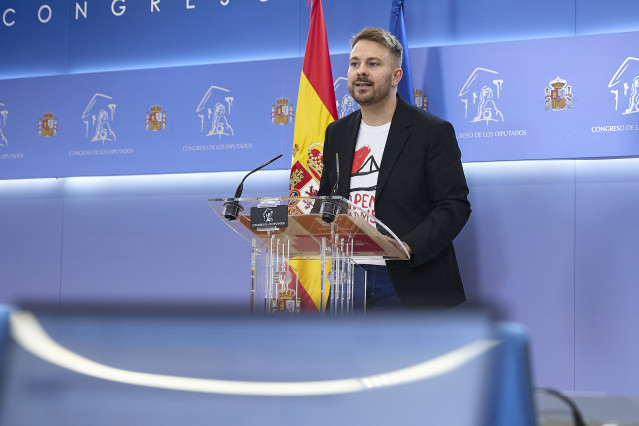 El diputado de Sumar Alberto Ibáñez durante una rueda de prensa anterior a la reunión de la junta de portavoces, en el Congreso de los Diputados, a 9 de septiembre de 2025, en Madrid (España).
