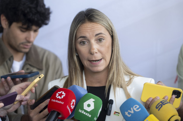 La portavoz del PSOE en el Congreso, Mar Espinar, atiende a los medios a su llegada al Debate sobre el Estado de la Región, en la Asamblea de Madrid, a 11 de septiembre de 2025, en Madrid (España). La Asamblea de Madrid acoge hoy y mañana, 11 y 12 de sept