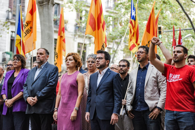 El presidente de ERC, Oriol Junqueras, encabeza la ofrenda floral de su partido al monumento Rafael de Casanova por la Diada