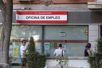 Archivo - Varias personas hacen cola en una oficina del SEPE, a 4 de agosto de 2025, en Madrid (España).