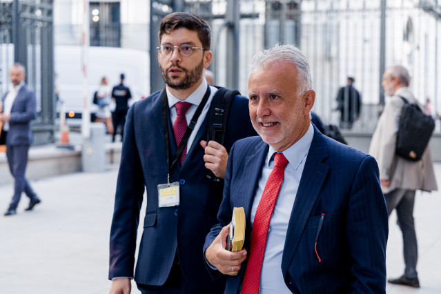 El ministro de Política Territorial, Ángel Víctor Torres, llega a un pleno en el Congreso de los Diputados, a 10 de septiembre de 2025, en Madrid (España).
