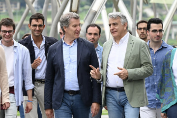 Archivo - El presidente del PP Vasco, Javier de Andrés y el presidente del PP, Alberto Núñez Feijóo