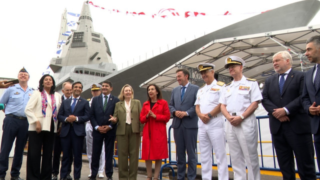 La ministra de Defensa, Margarita Robles, junto a otras autoridades antes de la botadura de la fragata F-111 'Bonifaz'