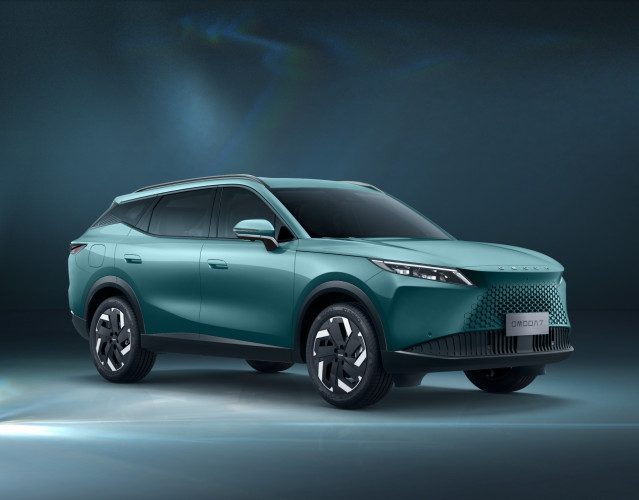 Omoda & Jaecoo revela en España el nuevo Omoda 7 SHS híbrido enchufable, disponible para finales de 2025.