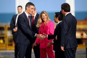El presidente del Gobierno, Pedro Sánchez, saluda a su llegada a la ceremonia de la botadura de la fragata F-111, en el astillero de Navantia, a 11 de septiembre de 2025, en Ferrol, A Coruña, Galici