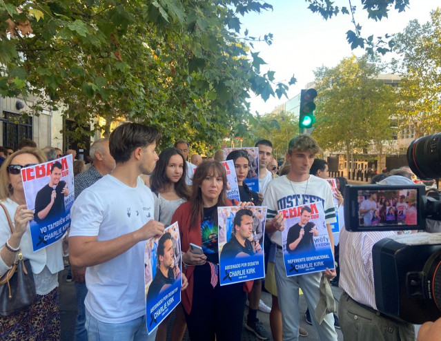 Más de un centenar de personas se reúnen frente a la Embajada de EEUU en Madrid en homenaje al activista Charlie Kirk.