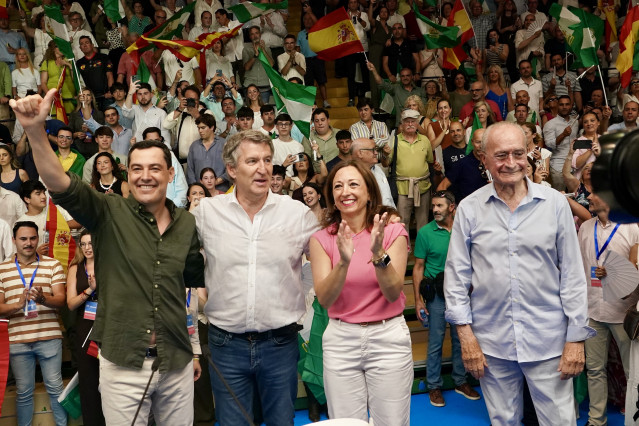 Archivo - El líder del PP, Alberto Núñez Feijóo, y el presidente del PP andaluz y de la Junta, Juanma Moreno, protagonizan un acto de partido en defensa de 