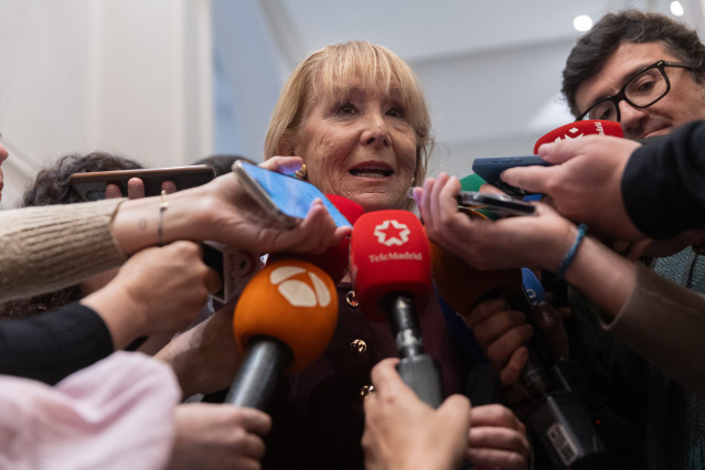 Archivo - La expresidenta de la Comunidad de Madrid Esperanza Aguirre ofrece declaraciones a los medios a su llegada a un desayuno informativo, en el Hotel Mandarin Oriental Ritz, a 21 de enero de 2025, en Madrid (España).