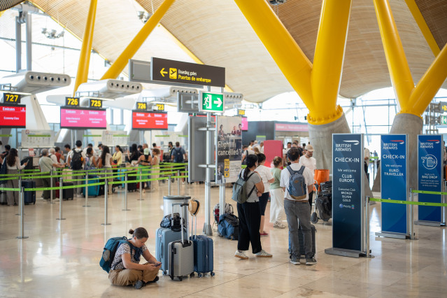 Pasajeros esperan para facturar, en el Aeropuerto Adolfo Suárez Madrid-Barajas, a 14 de agosto de 2025, en Madrid (España).