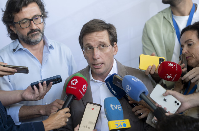 El alcalde de Madrid, José Luis Martínez-Almeida, atiende a los medios