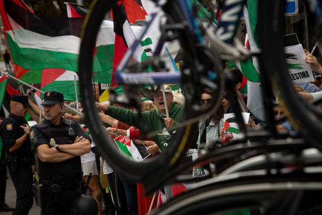 Decenas de personas durante una concentración contra la participación de Israel en la Vuelta Ciclista de España, en Pontevedra