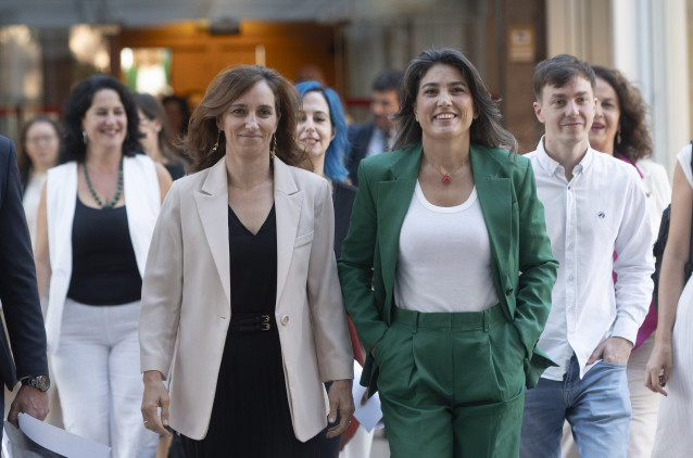 La ministra de Sanidad, Mónica García (i) y la portavoz de Más Madrid en la Asamblea, Manuela Bergerot (d), llegan al segundo día del Debate sobre el Estado de la Región, en la Asamblea de Madrid, a 12 de septiembre de 2025, en Madrid (España).