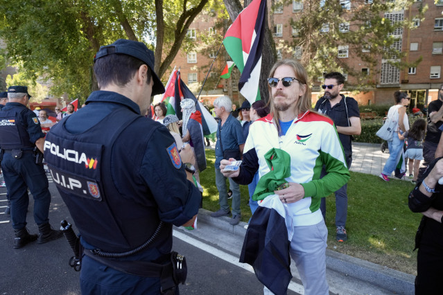 La Policía Nacional identifica al secretario de Organización y portavoz de Podemos, Pablo Fernández, durante las protestas durante la 18ª etapa de la Vuelta a España, a 11 de septiembre de 2025, en Valladolid