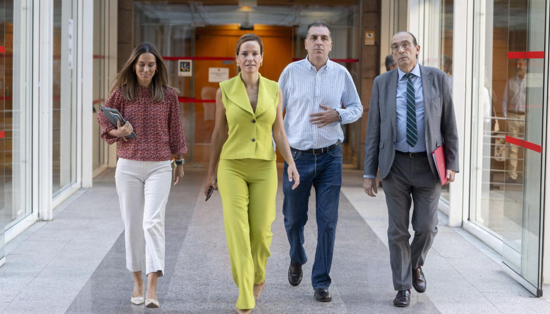 La portavoz de Vox en la Asamblea de Madrid, Isabel Pérez Moñino-Aranda (c), llega al segundo día del Debate sobre el Estado de la Región, en la Asamblea de Madrid, a 12 de septiembre de 2025, en