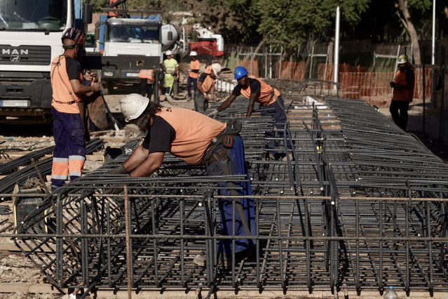 Operarios de la construcción trabajando en las obras del metro de Málaga