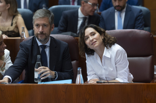 El consejero de la Presidencia, Miguel Ángel García y la presidenta de la Comunidad de Madrid, Isabel Díaz Ayuso, durante el segundo día del Debate sobre el Estado de la Región, en la Asamblea de Madrid, a 12 de septiembre de 2025, en Madrid (España).