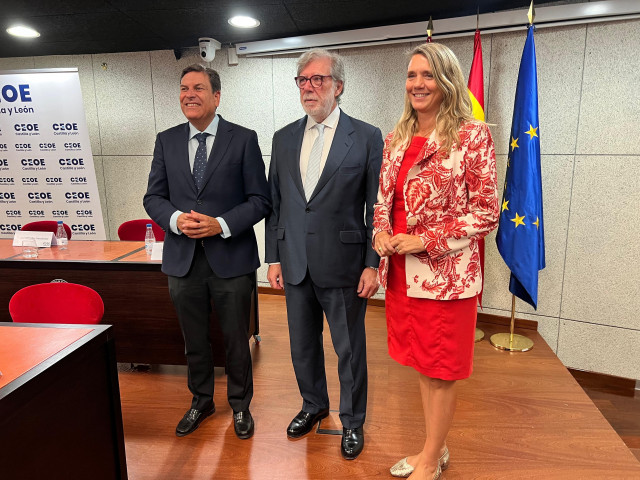 La presidenta de Cepyme, Ángela de Miguel, junto al presidente de CEOE Castilla y León, Santiago Aparicio, (centro) y el consejero de Economía y Hacienda, Carlos Fernández Carriedo.