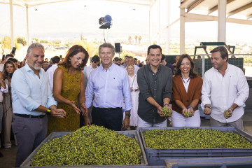 Foto de familia durante el acto de inicio del curso político del PP andaluz en Alhaurín el Grande, a 12 de septiembre de 2025 en Málaga (Andalucía, España). Málaga), El presidente del Partido Po