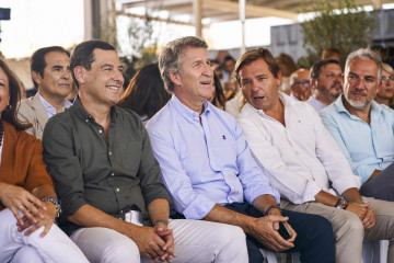 El presidente del Partido Popular, Alberto Núñez Feijóo ,(2d) junto al presidente de la Junta de Andalucía, Juanma Moreno, (i) y el secretario general del PP Andaluz, Antonio Repullo, (d) durante 