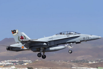 Un F-18 volando en cielo canario