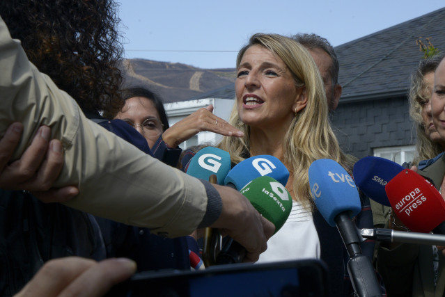 La vicepresidenta segunda y ministra de Trabajo y Economía Social, Yolanda Díaz, se reúne con los alcaldes y alcaldesas de la comarca gallega de Valdeorras (Ourense) afectados por los recientes incendios,