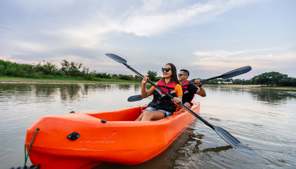 Una pareja hace kayak en el Pantanal de Brasil.
