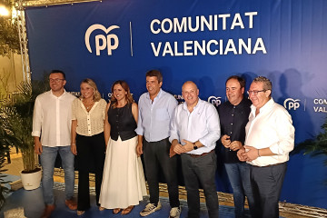 De izquierda a derecha, Vicent Mompó, Marta Barrachina, María José Catalá, Carlos Mazón, Miguel Tellado, Juanfran Pérez Llorca y Toni Pérez antes de participar en la cena de inicio de curso pol