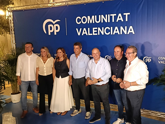 De izquierda a derecha, Vicent Mompó, Marta Barrachina, María José Catalá, Carlos Mazón, Miguel Tellado, Juanfran Pérez Llorca y Toni Pérez antes de participar en la cena de inicio de curso político del PPCV en Benidorm (Alicante)