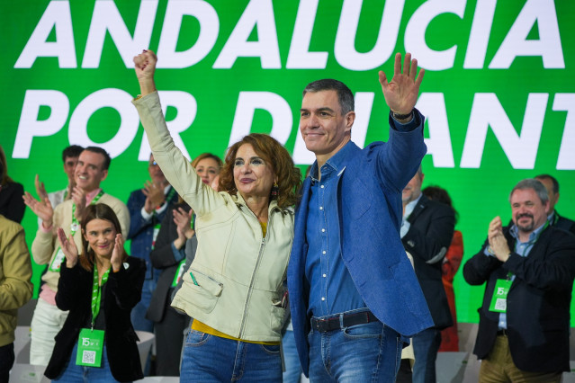 Archivo - La secretaria general del PSOE-A y vicepresidenta y ministra, María Jesús Montero, y el secretario general del PSOE y presidente del Gobierno, Pedro Sánchez, en una imagen de febrero en el XV Congreso Regional del PSOE andaluz.