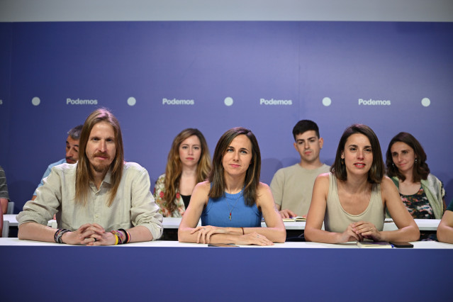 Archivo - (I-D) El portavoz de Podemos, Pablo Fernández; la secretaria general, Ione Belarra y la eurodiputada de Podemos, Irene Montero, durante el Consejo Ciudadano Estatal (CCE) de Podemos en la sede del partido, a 20 de junio de 2025, en Madrid (Españ