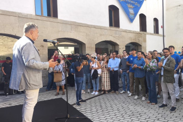 Cuca Gamarra aplaude la intervención del alcalde de Logroño, hoy en un acto del PP en la capital riojana