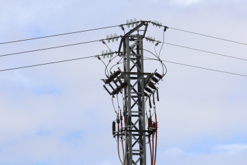 Archivo - Un poste eléctrico, a 14 de marzo de 2025, en Madrid (España).