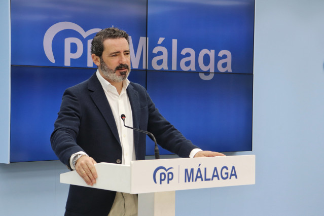 Archivo - Imagen de archivo del secretario general del PP de Málaga, José Ramón Carmona, en rueda de prensa.