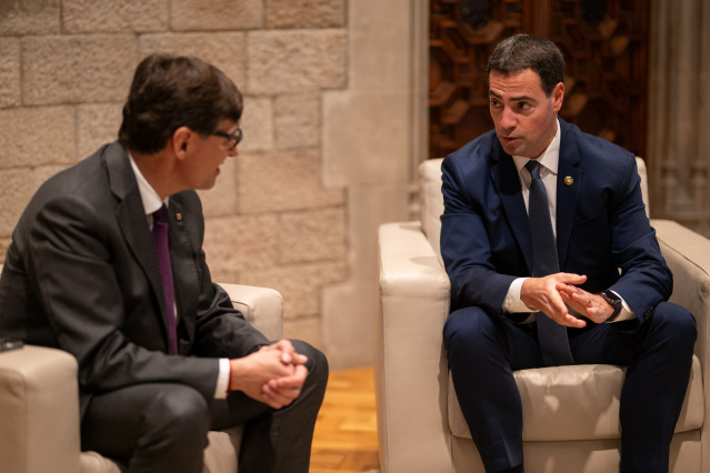 Archivo - El presidente de la Generalitat, Salvador Illa (i), y el lehendakari, Imanol Pradales (d), durante una reunión, en el Palau de la Generalitat, a 23 de enero de 2025, en Barcelona, Catalunya (España)