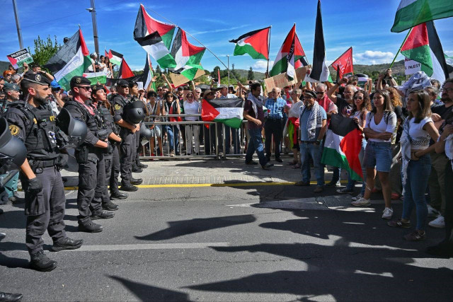 Ione Belarra e Irene Montero, junto a otros integrantes del Consejo Ciudadano Estatal y militantes de Podemos, participan en las protestas contra el genocidio de Israel en Palestina en la Vuelta ciclista a España, a la altura de Cercedilla