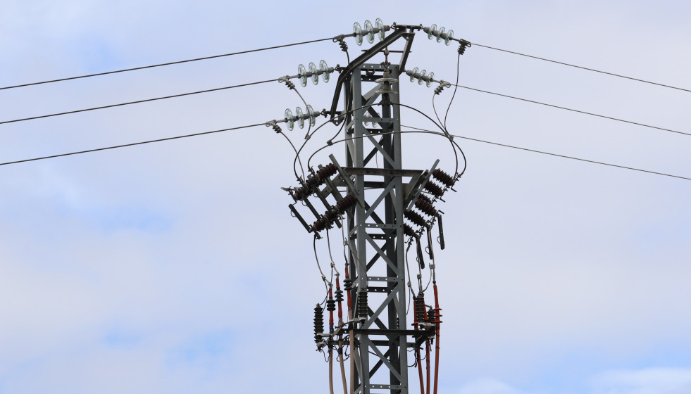 Archivo - Un poste eléctrico, a 14 de marzo de 2025, en Madrid (España).