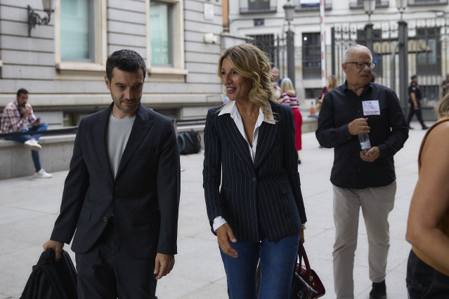 La vicepresidenta segunda y ministra de Trabajo y Economía Social, Yolanda Díaz, y el ministro de Consumo y Agenda 2030, Pablo Bustinduy, a su llegada a un pleno en el Congreso de los Diputados, a 10 de septiembre de 2025, en Madrid (España).