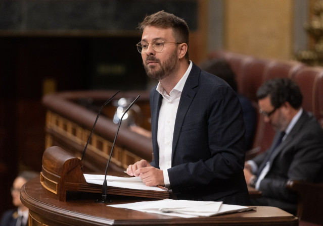 Archivo - El diputado de Compromis Alberto Ibáñez interviene durante un pleno extraordinario, en el Congreso de los Diputados, a 9 de julio de 2025, en Madrid (España).