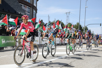 EuropaPress 6951208 varios ciclistas pasan zona protestas propalestinas 20 etapa vuelta