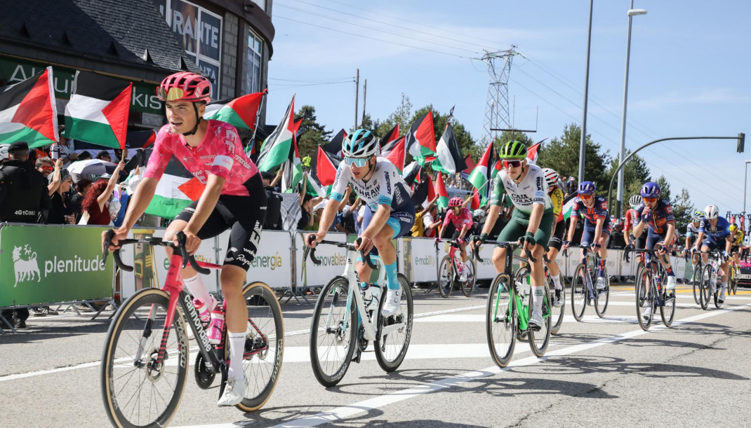 EuropaPress 6951208 varios ciclistas pasan zona protestas propalestinas 20 etapa vuelta