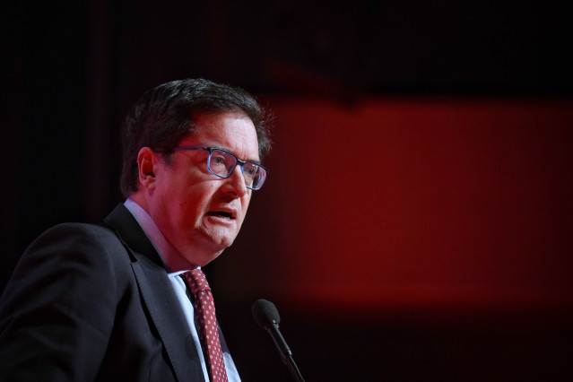 Archivo - El ministro para la transformación Digital y de la Función Pública, Óscar López, interviene en el Congreso de Comisiones Obreras, en el Auditorio Marcelino Camacho, a 12 de mayo de 2025, en Madrid (España).