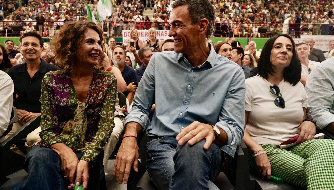 María Jesús Montero y Pedro Sánchez, antes del inicio del acto de partido en la Pabellón de Deportes de la Universidad de Málaga, y con el lema 'El cambio en marcha'.