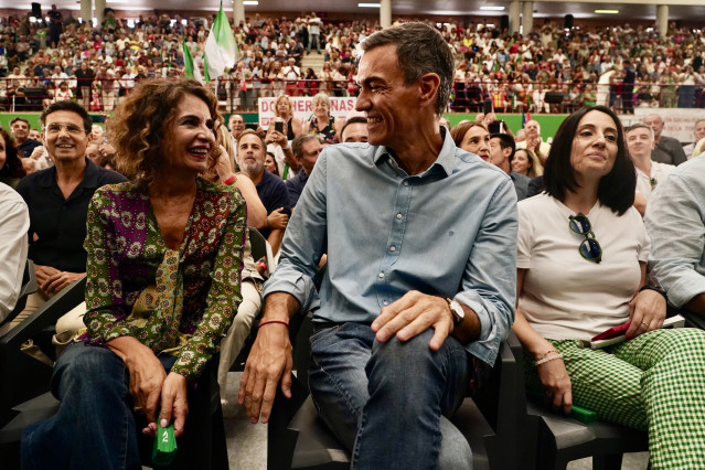 María Jesús Montero y Pedro Sánchez, antes del inicio del acto de partido en la Pabellón de Deportes de la Universidad de Málaga, y con el lema 'El cambio en marcha'.
