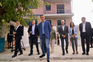 El presidente del Gobierno, Pedro Sánchez, junto a la vicepresidenta primera y ministra de Hacienda, María Jesús Montero; la ministra de Vivienda y Agenda Urbana, Isabel Rodríguez; el delegado del