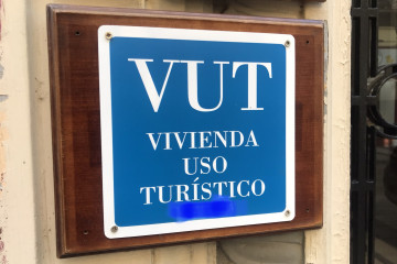 Archivo - Cartel de Vivienda de Uso Turístico (VUT)