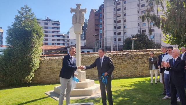 El presidente de la Xunta de Galicia, Alfonso Rueda y el alcalde de Oviedo, Alfredo Canteli, en la inauguración del Cruceiro en Villa Magdalena.