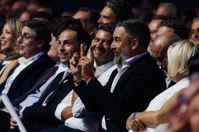 El líder de la oposición en Portugal, André Ventura (i), y el presidente de VOX, Santiago Abascal (d), durante el acto político de VOX ‘Europa Viva 2025’, en el Palacio de Vistalegre, a 14 de septiembre de 2025, en Madrid (España).